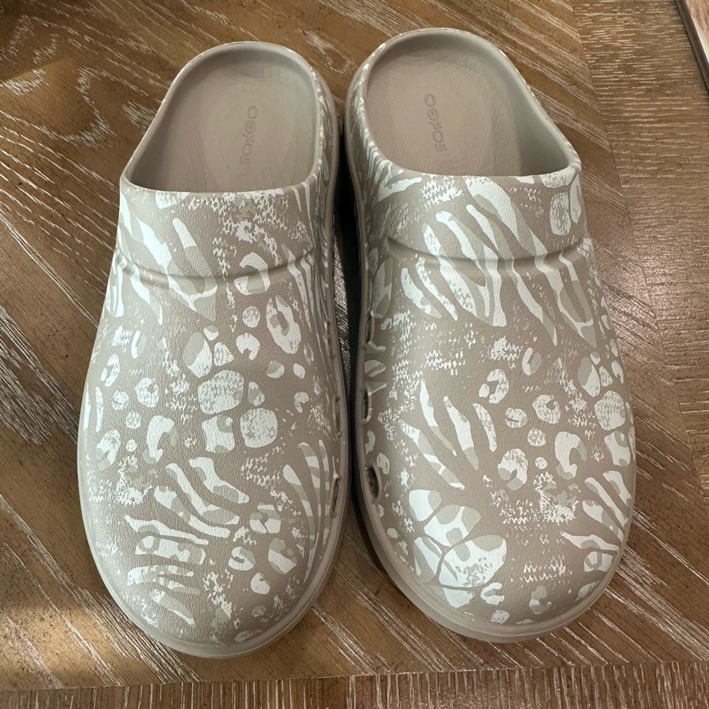 OOFOS Beige and Cream Clogs